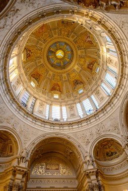 Berlin Katedrali 'nin iç detayları. Berliner Dom 2 Ocak 2025' te Almanya 'nın Berlin kentinde bulunan Mitte tarihi mahallesindeki Museum Island' da yer almaktadır.