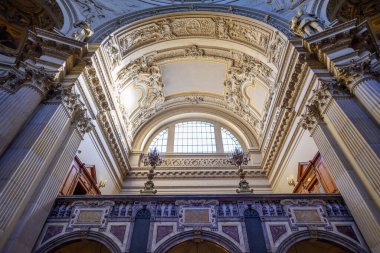 Berlin Katedrali 'nin iç detayları. Berliner Dom 2 Ocak 2025' te Almanya 'nın Berlin kentinde bulunan Mitte tarihi mahallesindeki Museum Island' da yer almaktadır.