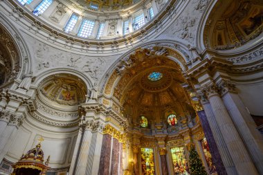 Berlin Katedrali 'nin iç detayları. Berliner Dom 2 Ocak 2025' te Almanya 'nın Berlin kentinde bulunan Mitte tarihi mahallesindeki Museum Island' da yer almaktadır.