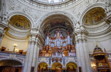 Berlin Katedrali 'nin iç detayları. Berliner Dom 2 Ocak 2025' te Almanya 'nın Berlin kentinde bulunan Mitte tarihi mahallesindeki Museum Island' da yer almaktadır.