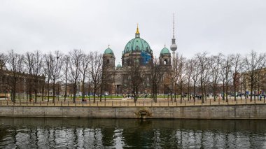 Spree River ve Berlin Katedrali Berliner Dom 4 Ocak 2025 'te Almanya' nın Berlin kentinde bulunan Mitte tarihi mahallesinde yer almaktadır.