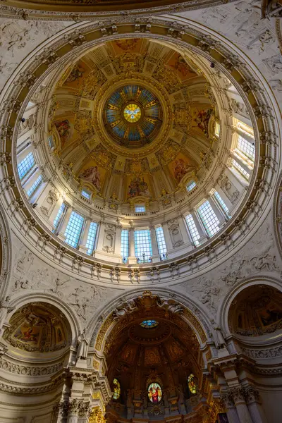 Berlin Katedrali 'nin iç detayları. Berliner Dom 2 Ocak 2025' te Almanya 'nın Berlin kentinde bulunan Mitte tarihi mahallesindeki Museum Island' da yer almaktadır.
