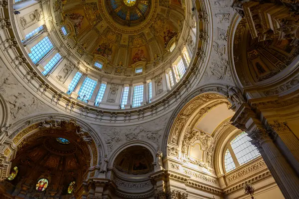 Berlin Katedrali 'nin iç detayları. Berliner Dom 2 Ocak 2025' te Almanya 'nın Berlin kentinde bulunan Mitte tarihi mahallesindeki Museum Island' da yer almaktadır.