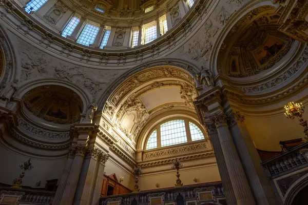 Berlin Katedrali 'nin iç detayları. Berliner Dom 2 Ocak 2025' te Almanya 'nın Berlin kentinde bulunan Mitte tarihi mahallesindeki Museum Island' da yer almaktadır.