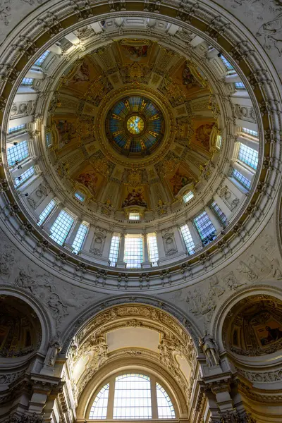 Berlin Katedrali 'nin iç detayları. Berliner Dom 2 Ocak 2025' te Almanya 'nın Berlin kentinde bulunan Mitte tarihi mahallesindeki Museum Island' da yer almaktadır.