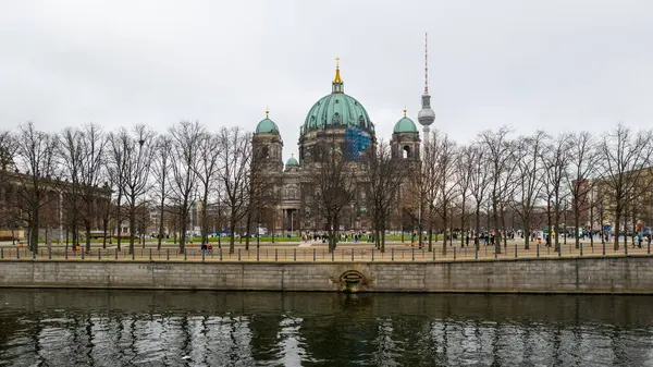 Spree River ve Berlin Katedrali Berliner Dom 4 Ocak 2025 'te Almanya' nın Berlin kentinde bulunan Mitte tarihi mahallesinde yer almaktadır.