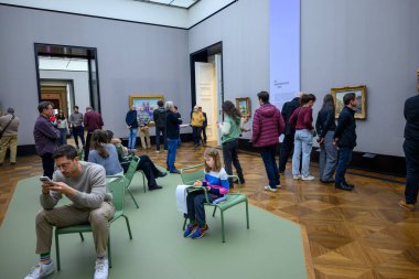 Ziyaretçiler, Almanya 'nın başkenti Berlin' deki Müze Adası 'nda 2 Ocak 2025' te yer alan Alte Nationalgalerie, Old National Gallery 'de sergilenen tablolara bakıyorlar.