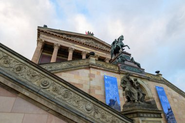 Alte Nationalgalerie 'nin dış cephesi, Eski Ulusal Galeri, Berlin' deki Müze Adası 'ndaki sanat galerisi, Almanya' nın başkenti 2 Ocak 2025