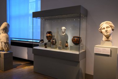 2 Ocak 2025 'te Berlin' in tarihi merkezinde bulunan Altes Müzesi, Müze Adası kompleksindeki antik sanat eserlerinin sergilenmesi