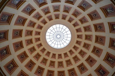 2 Ocak 2025 'te Almanya' nın tarihi merkezi Berlin 'deki Müze Adası kompleksindeki Altes Müzesi' nin içi