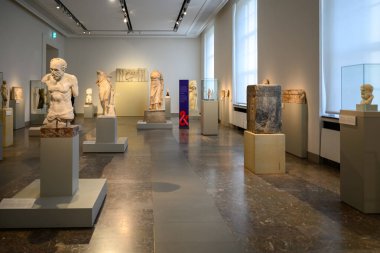 2 Ocak 2025 'te Berlin' in tarihi merkezinde bulunan Altes Müzesi, Müze Adası kompleksindeki antik sanat eserlerinin sergilenmesi