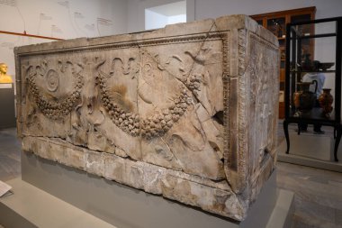 2 Ocak 2025 'te Berlin' in tarihi merkezinde bulunan Altes Müzesi, Müze Adası kompleksindeki antik sanat eserlerinin sergilenmesi