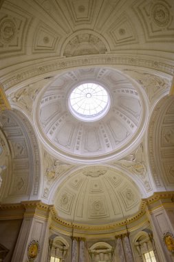 Bode Müzesi 'nin içi, Almanya' nın başkenti Berlin 'de 3 Ocak 2025' te bulunan Müze Adası kompleksinde heykeller, tablolar, Bizans sanat eserleri ve sikkelerden oluşan karma sanat koleksiyonu