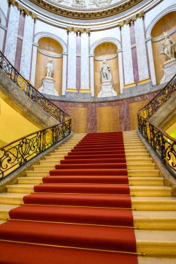 Bode Müzesi 'nin içi, Almanya' nın başkenti Berlin 'de 3 Ocak 2025' te bulunan Müze Adası kompleksinde heykeller, tablolar, Bizans sanat eserleri ve sikkelerden oluşan karma sanat koleksiyonu