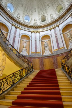 Bode Müzesi 'nin içi, Almanya' nın başkenti Berlin 'de 3 Ocak 2025' te bulunan Müze Adası kompleksinde heykeller, tablolar, Bizans sanat eserleri ve sikkelerden oluşan karma sanat koleksiyonu