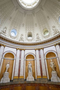 Bode Müzesi 'nin içi, Almanya' nın başkenti Berlin 'de 3 Ocak 2025' te bulunan Müze Adası kompleksinde heykeller, tablolar, Bizans sanat eserleri ve sikkelerden oluşan karma sanat koleksiyonu