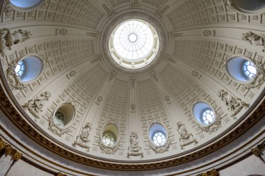 Bode Müzesi 'nin içi, Almanya' nın başkenti Berlin 'de 3 Ocak 2025' te bulunan Müze Adası kompleksinde heykeller, tablolar, Bizans sanat eserleri ve sikkelerden oluşan karma sanat koleksiyonu