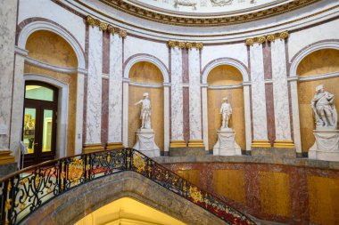 Bode Müzesi 'nin içi, Almanya' nın başkenti Berlin 'de 3 Ocak 2025' te bulunan Müze Adası kompleksinde heykeller, tablolar, Bizans sanat eserleri ve sikkelerden oluşan karma sanat koleksiyonu