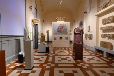 3 Ocak 2025 'te Almanya' nın Berlin kentindeki Museum Island kompleksinde Bode Müzesi 'nin daimi sergisi, heykeller, tablolar, Bizans sanat ve sikkeleri karma sanat koleksiyonu