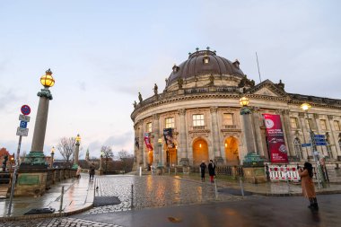 Bode Müzesi, Almanya 'nın başkenti Berlin' de 3 Ocak 2025 'te bulunan Müze Adası kompleksinde heykeller, tablolar, Bizans sanat eserleri ve madeni paraların karma sanat koleksiyonu