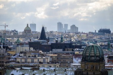 Prag 'ın kışın başkenti Çek Cumhuriyeti' nin havacılık manzarası, 12 Ocak 2025 'te Letna parkından manzara