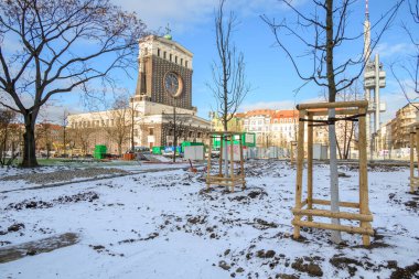 13 Ocak 2025 'te Çek Cumhuriyeti' nin başkenti Prag 'ın Vinohrady ilçesindeki Jiriho z Podebrad Meydanı' ndaki Roma Katolik kilisesi, Efendimizin En Kutsal Kalbi Kilisesi etrafında yeniden inşa çalışmaları yapılmaktadır.