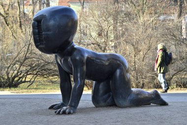 Kampa Park Müzesindeki Bebekler, Çekoslovakya 'nın Prag kentinde 19 Eylül 2024' te tartışmalı Çek sanatçı David Cerny 'nin mutant yüzlü emekleyen bebeklerin bronz heykelleri.