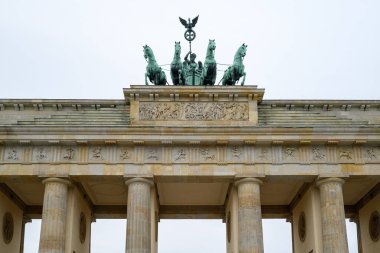 1 Ocak 2025 'te Almanya' nın başkenti Berlin 'deki Pariser Platz' ın Brandenburg kapısı.