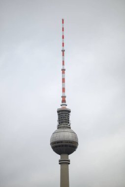 Berliner Fernsehturm, Berlin TV kulesi, Almanya 'daki en yüksek yapı ve 4 Ocak 2025' te Almanya 'nın başkenti Berlin' deki Alexanderplatz 'ın simgesi.