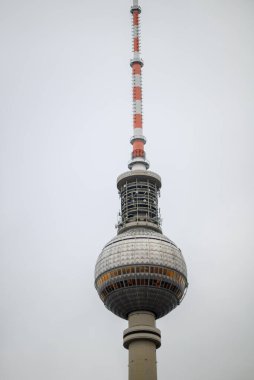 Berliner Fernsehturm, Berlin TV kulesi, Almanya 'daki en yüksek yapı ve 4 Ocak 2025' te Almanya 'nın başkenti Berlin' deki Alexanderplatz 'ın simgesi.