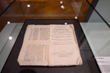 Almanya 'nın başkenti Berlin' de 4 Ocak 2025 'te düzenlenen Aydınlanma ve Soğuk Savaş konulu geçici sergilerle Alman Tarih Müzesi' nin Pei binası