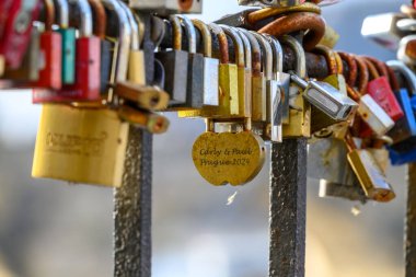 13 Ocak 2025 'te Çek Cumhuriyeti' nin Prag kentindeki Vltava nehrinin üzerindeki Charles Köprüsü 'ndeki çiftler arasındaki aşkı simgeleyen asma kilitler.