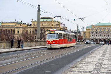 8 Ocak 2025 'te Çek Cumhuriyeti' nin başkenti Prag sokaklarında kırmızı antika tramvay, toplu taşımacılık