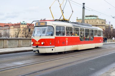 8 Ocak 2025 'te Çek Cumhuriyeti' nin başkenti Prag sokaklarında kırmızı antika tramvay, toplu taşımacılık