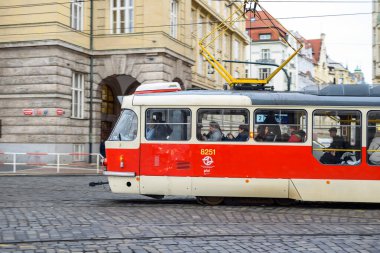 8 Ocak 2025 'te Çek Cumhuriyeti' nin başkenti Prag sokaklarında kırmızı antika tramvay, toplu taşımacılık