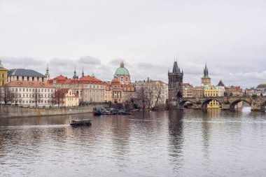 Charles Köprüsü, Vltava Nehri ve tarihi şehir Prag, Çek Cumhuriyeti 8 Ocak 2025