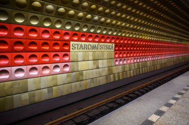 Prag, Çek Cumhuriyeti 'ndeki Staromestska metro istasyonu, modern renkli alüminyum panellerle dekore edilmiştir.