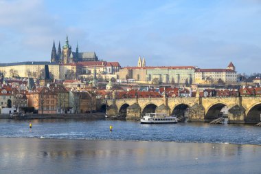 Prag Kalesi, Charles Köprüsü, Vltava Nehri ve 20 Ocak 2025 'te Çek Cumhuriyeti' nin başkenti Prag 'ın Mala strana ilçesi