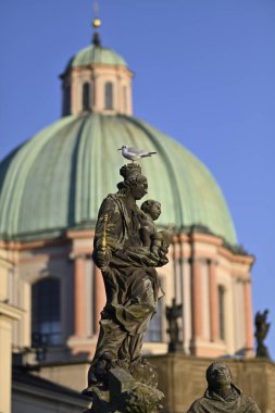 10 Ocak 2024 'te Çek Cumhuriyeti' nin Prag kentindeki Charles Köprüsü 'nün balyasına Madonna ve Saint Bernard heykelleri monte edildi.