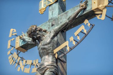 3 Eylül 2024 'te Çek Cumhuriyeti Prag' daki Charles Köprüsü 'nün balyasına Kutsal Haç ve Calvary heykeli dikildi.