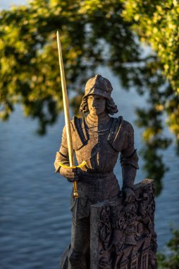 Ludvik Simek 'in Bruncvik heykeli 9 Temmuz 2024' te Çek Cumhuriyeti 'nin Prag kentindeki Charles Köprüsü' nün güney tarafına monte edildi.