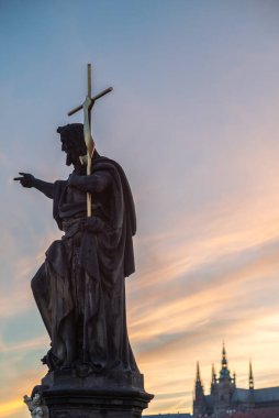 Josef Max 'in Vaftizci Yahya heykeli, 11 Temmuz 2024' te Çek Cumhuriyeti 'nin Prag kentinde gün batımına karşı Charles Köprüsü' nün balyasına monte edildi.