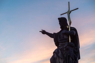 Josef Max 'in Vaftizci Yahya heykeli, 11 Temmuz 2024' te Çek Cumhuriyeti 'nin Prag kentinde gün batımına karşı Charles Köprüsü' nün balyasına monte edildi.