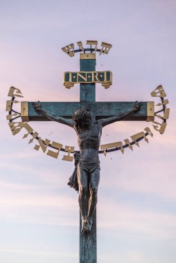 Kutsal Haç Heykeli ve Calvary 11 Temmuz 2024 'te Çek Cumhuriyeti Prag' daki Charles Köprüsü 'nün balyasına monte edildi.