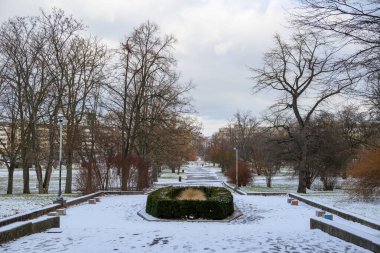 Letna Park kışın, Çek Cumhuriyeti Prag 'da Vltava nehrinin üzerindeki Letna tepesinde büyük bir halk parkı.