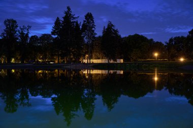 Letna Parkı 'ndaki gölet, Çek Cumhuriyeti Prag' daki Vltava nehrinin üzerindeki Letna tepesinde büyük bir halk parkı.
