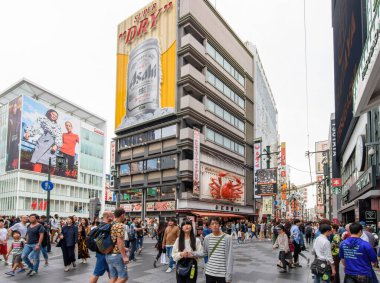 1 Ekim 2017 'de Japonya' nın Osaka kentinde popüler alışveriş ve turist Dotonbori ilçesi