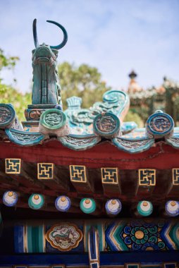 20 Nisan 2024 'te Çin' in Pekin kentindeki Çin İmparatorluk Bahçeleri ve sarayları kompleksi olan Yaz Sarayı 'nın mimari detayları.