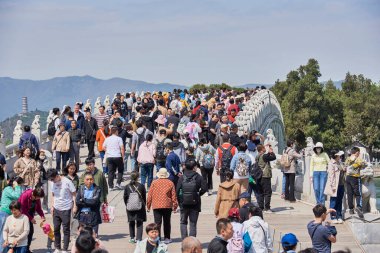 20 Nisan 2024 'te Çin' in başkenti Pekin 'deki Yaz Sarayı' nı, bahçeleri ve sarayları ziyaret eden turistler