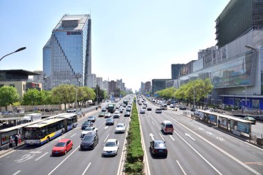 20 Nisan 2024 tarihinde Çin 'in başkenti Pekin' in Chaoyang ilçesindeki ana karayollarından biri olan 3. Çevre Yolu (San Huan Lu) üzerinde trafik